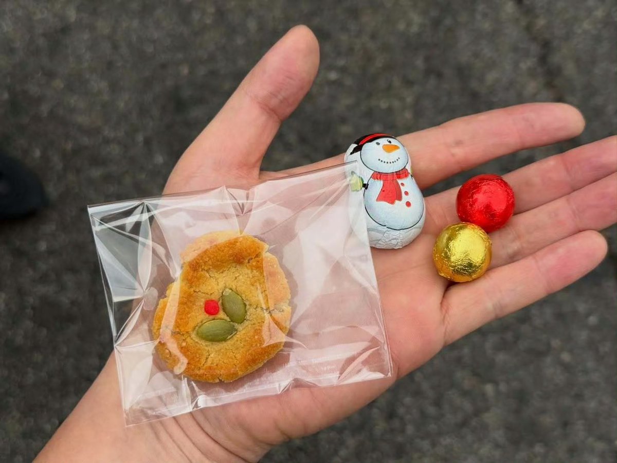 NEWJEANSBR's tweet image. 💔 #DANIELLE estava fazendo serviço voluntário quando o seu contrato foi rescindido pela ADOR.

Ela havia feito cookies caseiros para dar como presente. 🥹