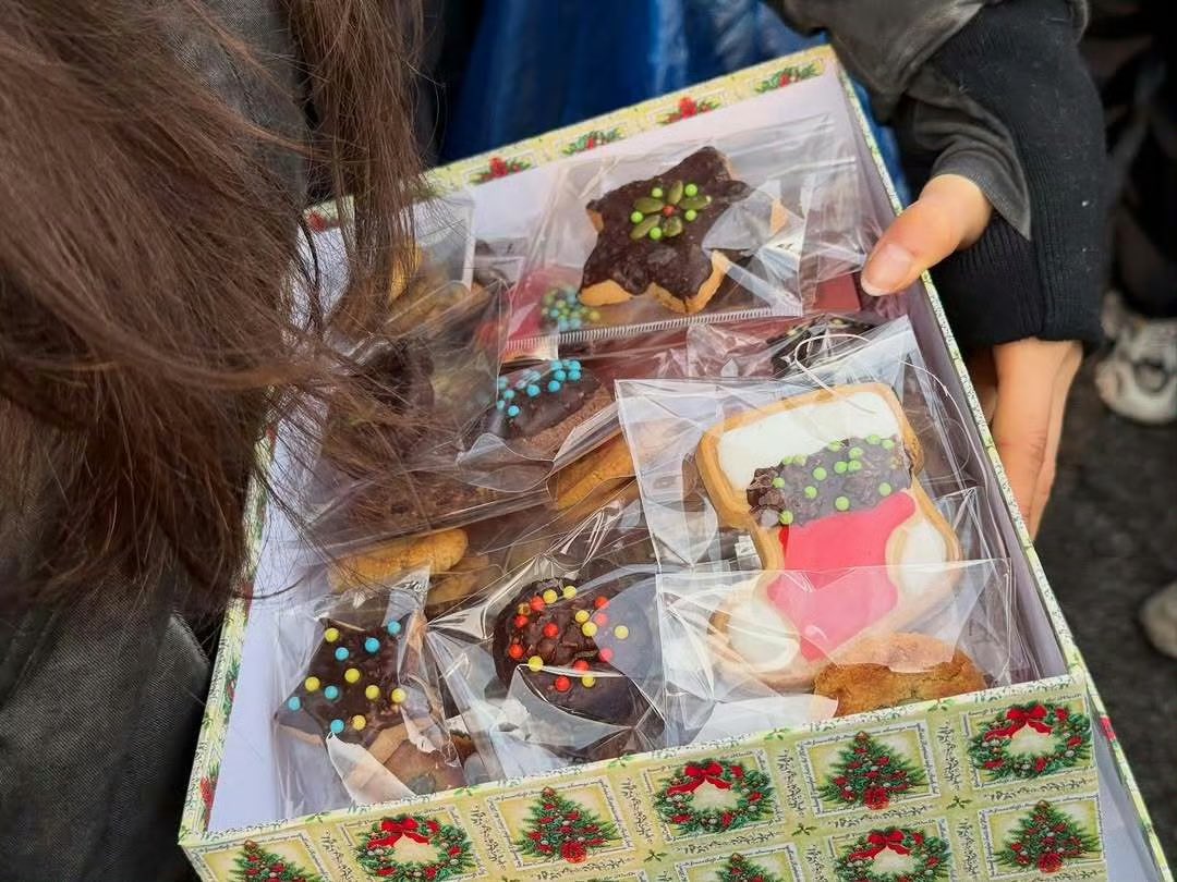 NEWJEANSBR's tweet image. 💔 #DANIELLE estava fazendo serviço voluntário quando o seu contrato foi rescindido pela ADOR.

Ela havia feito cookies caseiros para dar como presente. 🥹