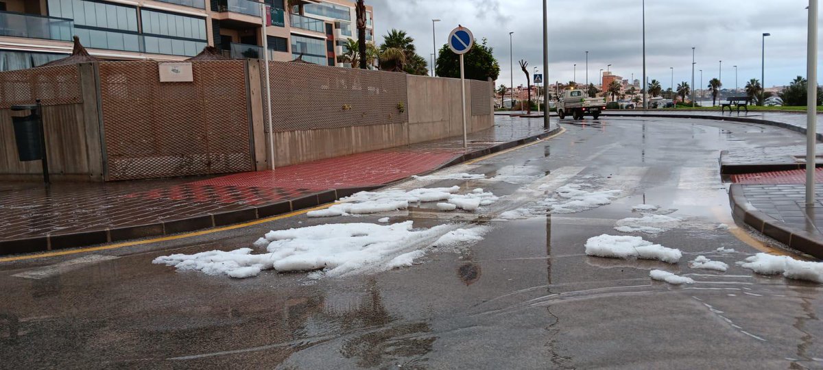 MeteOrihuela's tweet photo. ¡Último cartucho de inestabilidad! Esta mañana (29/12/2025), acumulación de #granizo menudo en el entorno de la Playa de las #MilPalmeras, en #PilarDeLaHoradada (#Alicante), donde se han registrado 14 l/m². Imágenes: @phoradada. https://t.co/EMh0eiKIqZ