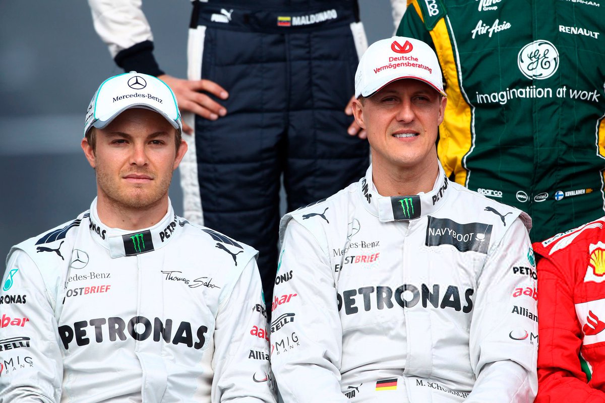 🚽 Michael Schumacher se encerró en el retrete para poner nervioso a Nico Rosberg: "Era el maestro absoluto de la guerra psicológica"

👉 Rosberg: "Recuerdo una qualy de Mónaco que no he podido olvidar jamás. Había sólo un retrete en el garaje. Así que se metió ahí y voy yo 10