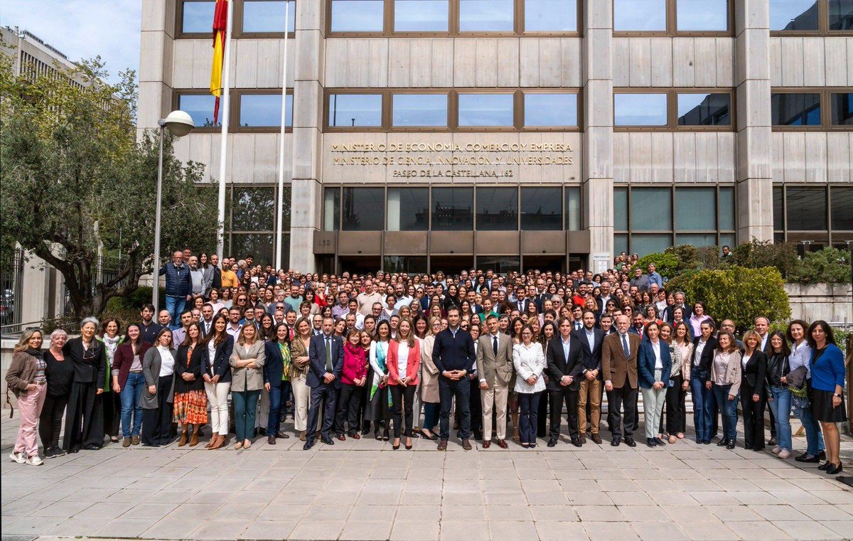 Hoy cumplo 2 años al frente del Ministerio de Economía, Comercio y Empresa <a href="/_minecogob/">Economía, Comercio y Empresa</a>.

Gracias al Presidente <a href="/sanchezcastejon/">Pedro Sánchez</a>, por la oportunidad y a un maravilloso equipo, por estar al pie del cañón.

¡Seguimos trabajando por un crecimiento que genere oportunidades para todos!