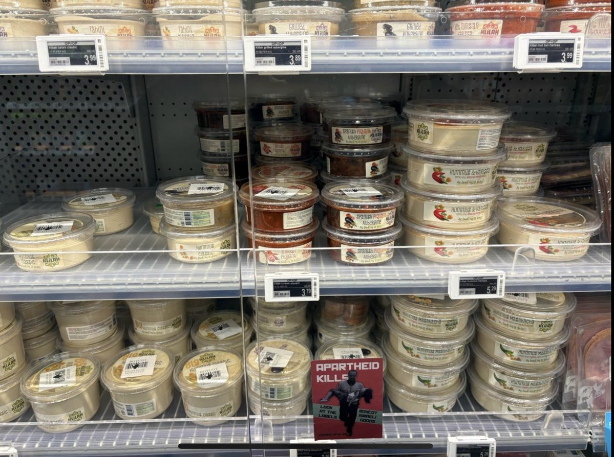 Velen hebben dit weekend bij #AlbertHeijn in de Gerrit vd Veenstraat, Amsterdam een extra bakje Israëlische Hummus of Tehina gekocht. Waarschijnlijk een vd medewerkers was zo vriendelijk geweest om op alle bakjes ‘Boycot Israëlische producten’ stickers te plakken. Dus vielen ze