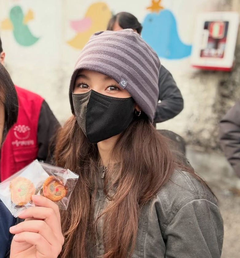 AboutMusicYT's tweet image. Danielle of NewJeans was spotted doing charity work today.