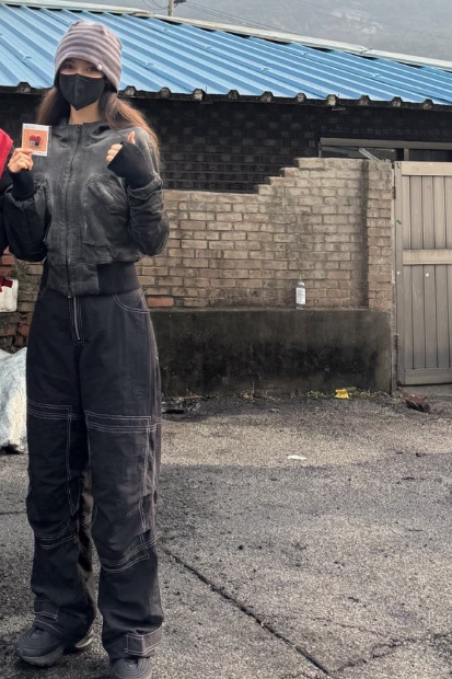 AboutMusicYT's tweet image. Danielle of NewJeans was spotted doing charity work today.