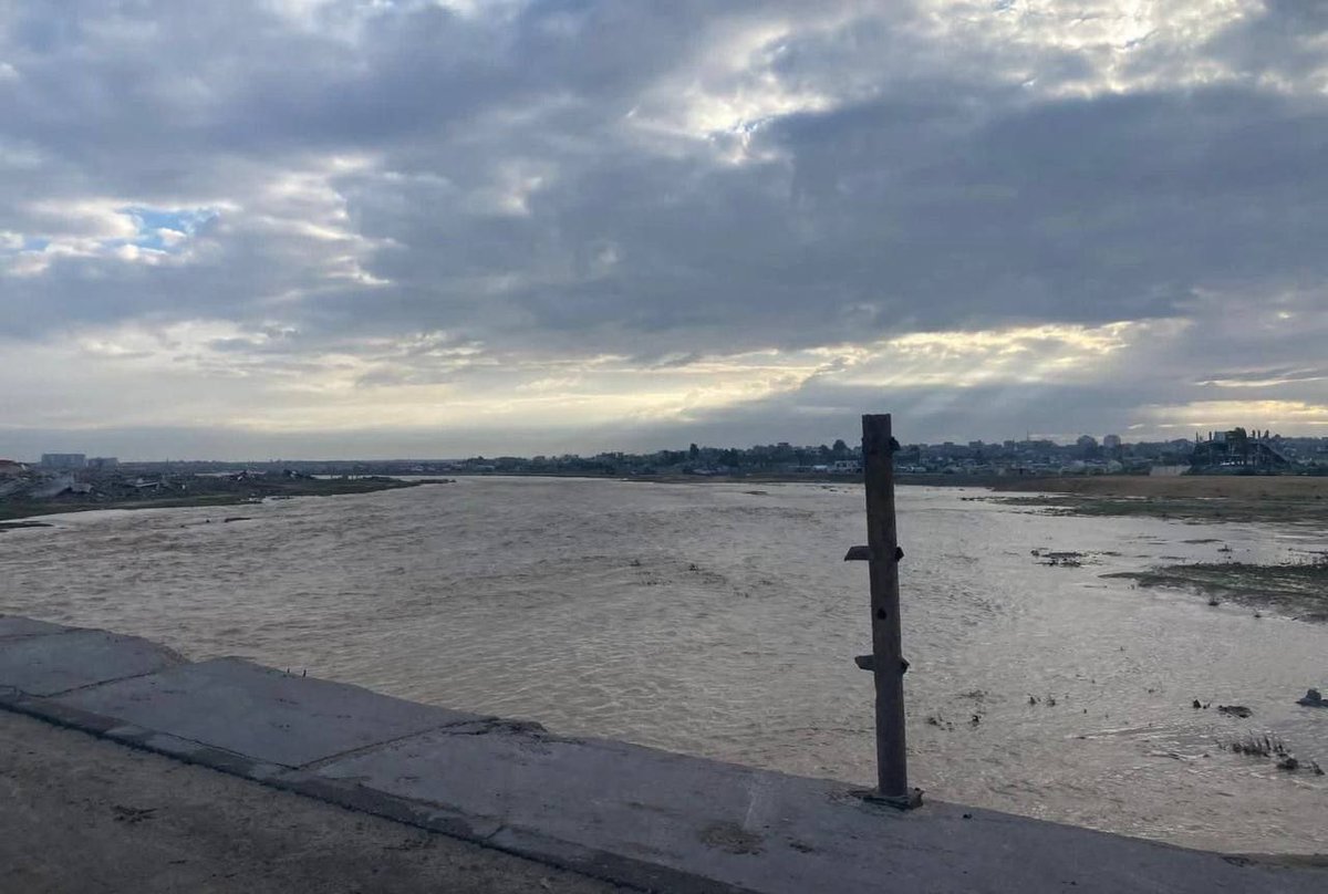 QudsNen's tweet image. Early this morning, Israeli occupation forces unexpectedly opened the Gaza Valley water channel, which had previously been blocked with dams and water traps along the border. The sudden release caused torrents to rush into nearby areas, sweeping away the tents of displaced…