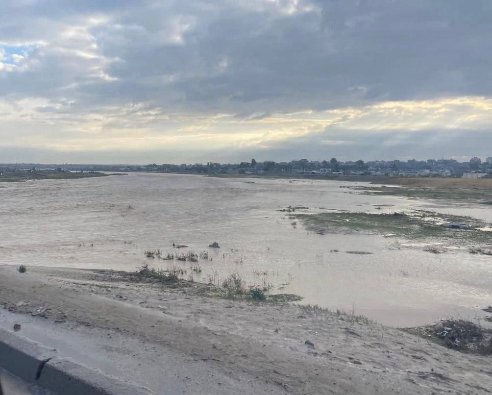 QudsNen's tweet image. Early this morning, Israeli occupation forces unexpectedly opened the Gaza Valley water channel, which had previously been blocked with dams and water traps along the border. The sudden release caused torrents to rush into nearby areas, sweeping away the tents of displaced…