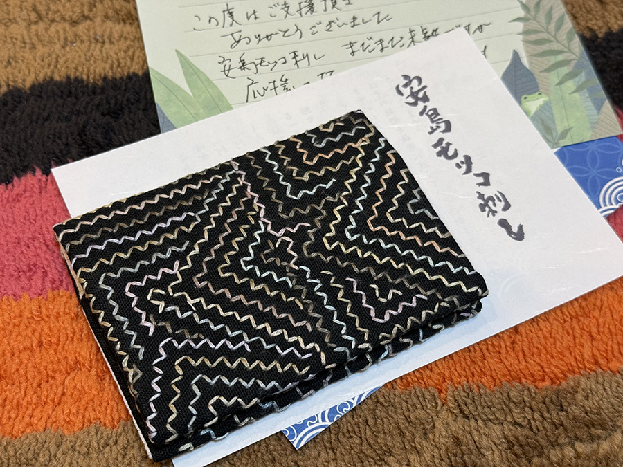 honnesan's tweet photo. クラファン【安島モッコ刺し】の返礼品の二つ目、カードケース到着。
福井に行く時に活用しようと思います。
2016年��70年ぶりに復活ということは、民藝運動が盛んだった時期にもブランド化されずひっそり消えていった事になりそうです。津軽ごぎん刺し等に比べると地味で素朴な印象でブランド化はだいぶ後発になったようですが復刻は嬉しい限りです。