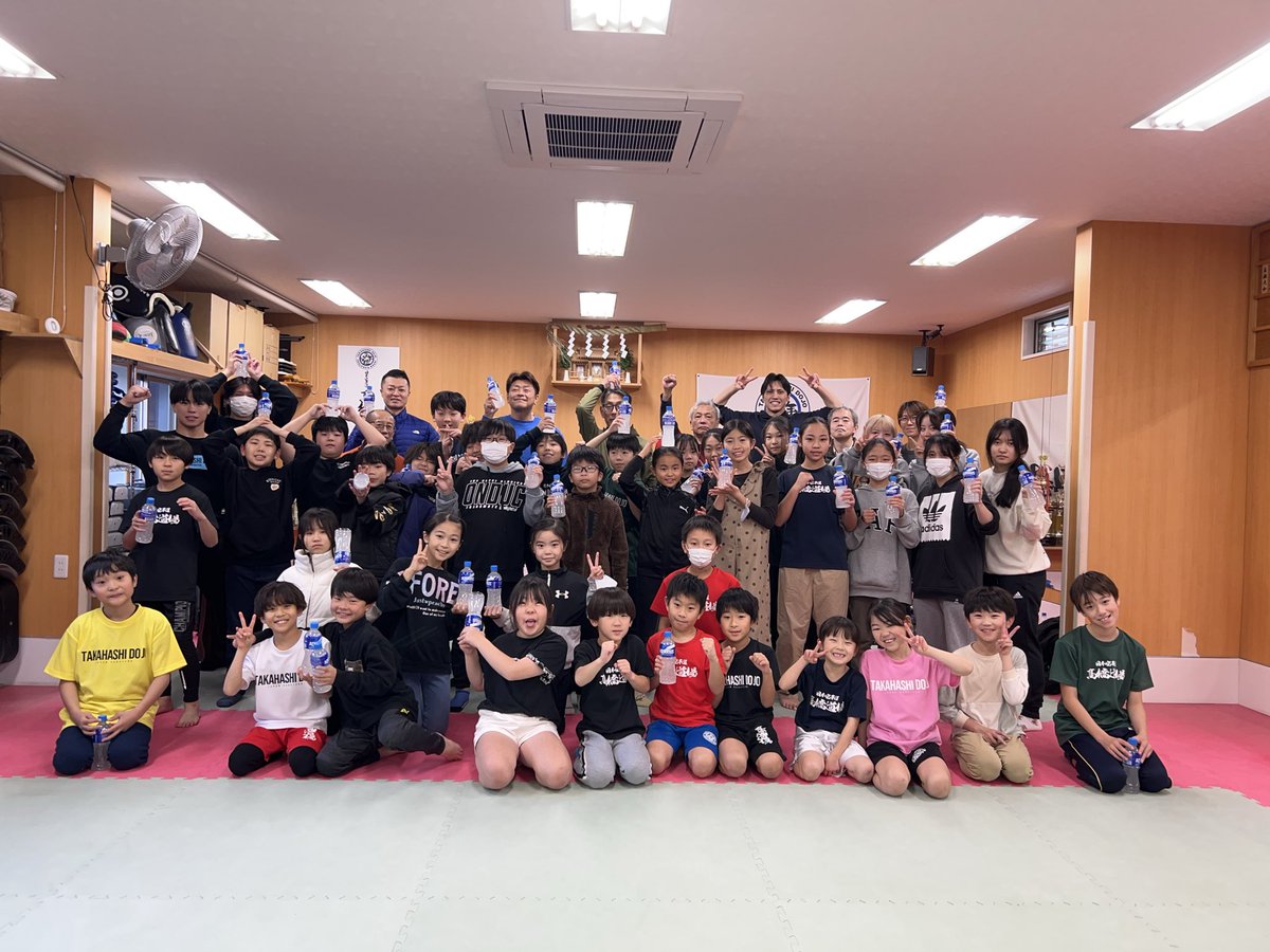 2025年12月29日(月)

【稽古納め】
［幼年〜小学生］
中段突き1,000本
上段前蹴り1,000本
［中学生以上+親子会員様］
中段突き1,000本
上段前蹴り1,000本

【大掃除】
［小学3年生以上+家族会員様］

ご参加いただきました皆さま、ご協力いただきました皆さま、ありがとうございました。