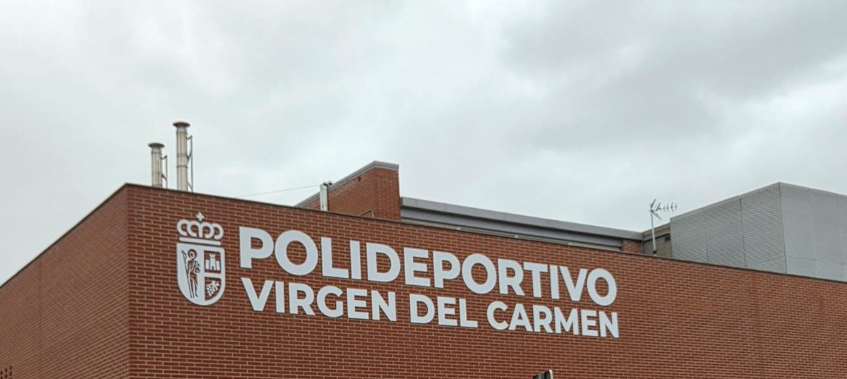 AlbertoEscri's tweet image. Reforma del campo de fútbol, de la piscina de verano/invierno, renovación de todas las máquinas del gimnasio y salas, reforma pistas de pádel, reforma pistas de tenis... 

Y ahora, por fin, el Polideportivo de La Poveda luce su nombre por primera vez.

Todo en dos años y medio.