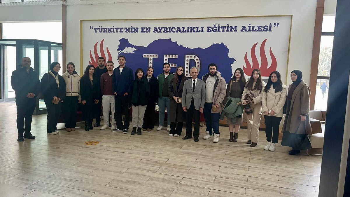 Okulumuzda 11 ve 12. sınıf öğrencilerimizle bir araya gelen TEB Doğu Bölgesi ekibi, bölüm tanıtımı ve YKS sürecinde izlenebilecek yollar hakkında çok değerli paylaşımlarda bulundu.