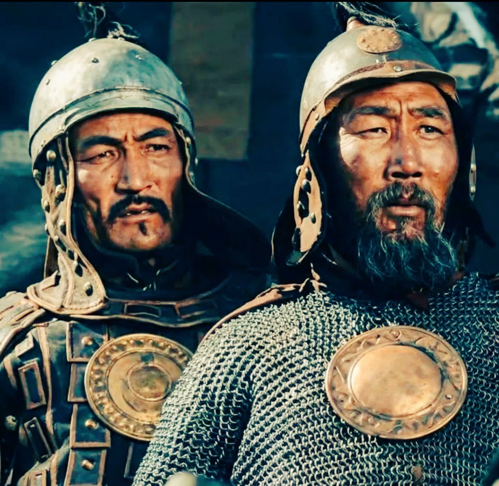 Монголчууд гэхээр нэг иймэрхүү хөх эрс л санаанд буудаг. Ухаан талбиу, хараа урт, санаа цөлх, хатаж ширээсэн биетэй, самбаатай, шаламгай. Стратеги, тактик нь бол чонын ухаан.

Ер нь археологийн судалгаагаар бүдүүн, нүсэр Монгол хүн огт байгаагүй юм билээ. Тийм хүн амьд үлдэхгүйлд