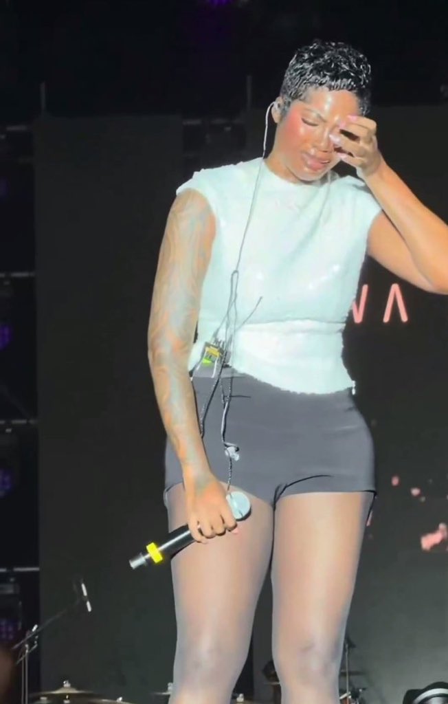 Shadaya_Knight's tweet image. Tiwa Savage crying on stage as she performs a love song, it just dawned on her that she's in her 40s still single

Yet in her prime years she would brag about how she doesn't need a man and how marriage isn't an achievement 

Feminism betrayed her