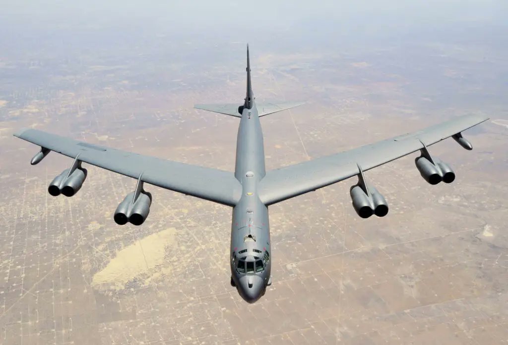 Het Amerikaanse ministerie van defensie gaat 2,04 miljard dollar beschikbaar stellen voor het ombouwen van twee strategische bommenwerpers van het type Boeing B-52 Stratofortress voor testdoeleinden. tinyurl.com/amn8dspc