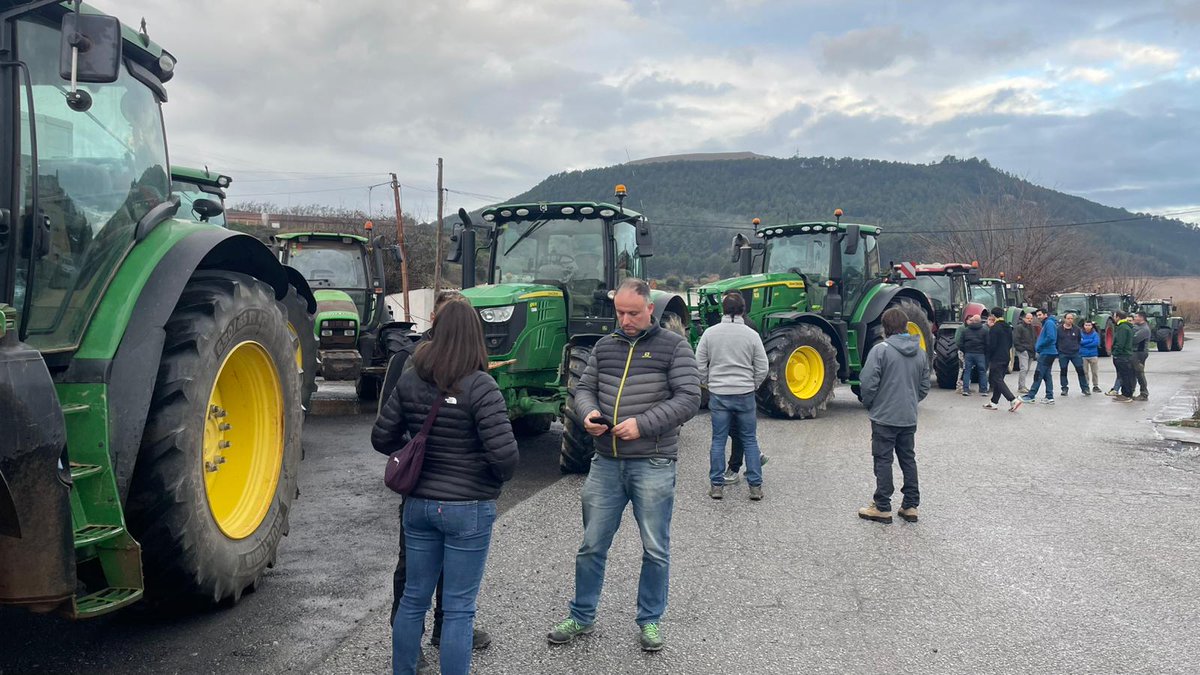 🚜🔥Avui tothom a la carretera per col·lapsar l'Eix Transversal!

Sortim per exigir una millor gestió de la fauna salvatge i una defensa eficaç de la pagesia de casa nostra. 

Sense pagesia el país no pot mirar endavant. 

#PagesiaOFoc!
