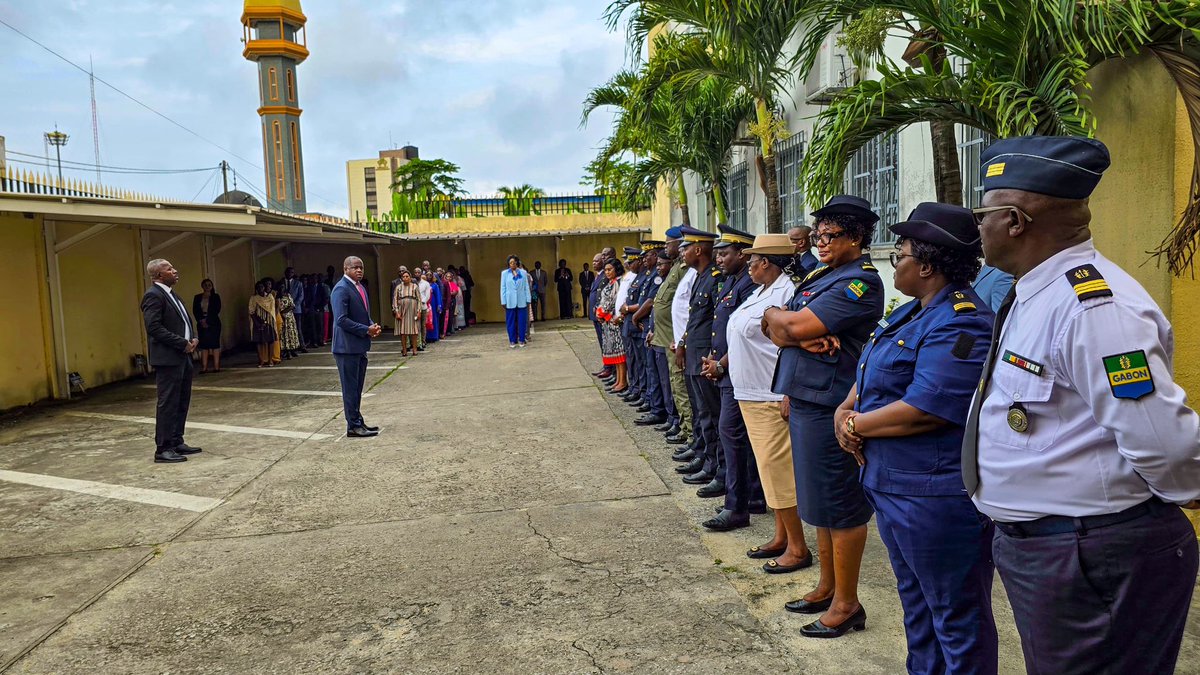 LEVÉE DES COULEURS 🇬🇦  
Sous la présidence du Ministre de l’Intérieur, Hermann IMMONGAULT, s’est tenue la dernière levée des couleurs de l’année.  
🔹 Bilan du chemin parcouru  
🔹 Appel à la mobilisation pour 2026  
🔹 Vœux de bonnes fêtes au personnel  
#Gabon #Unité #Prepa2026