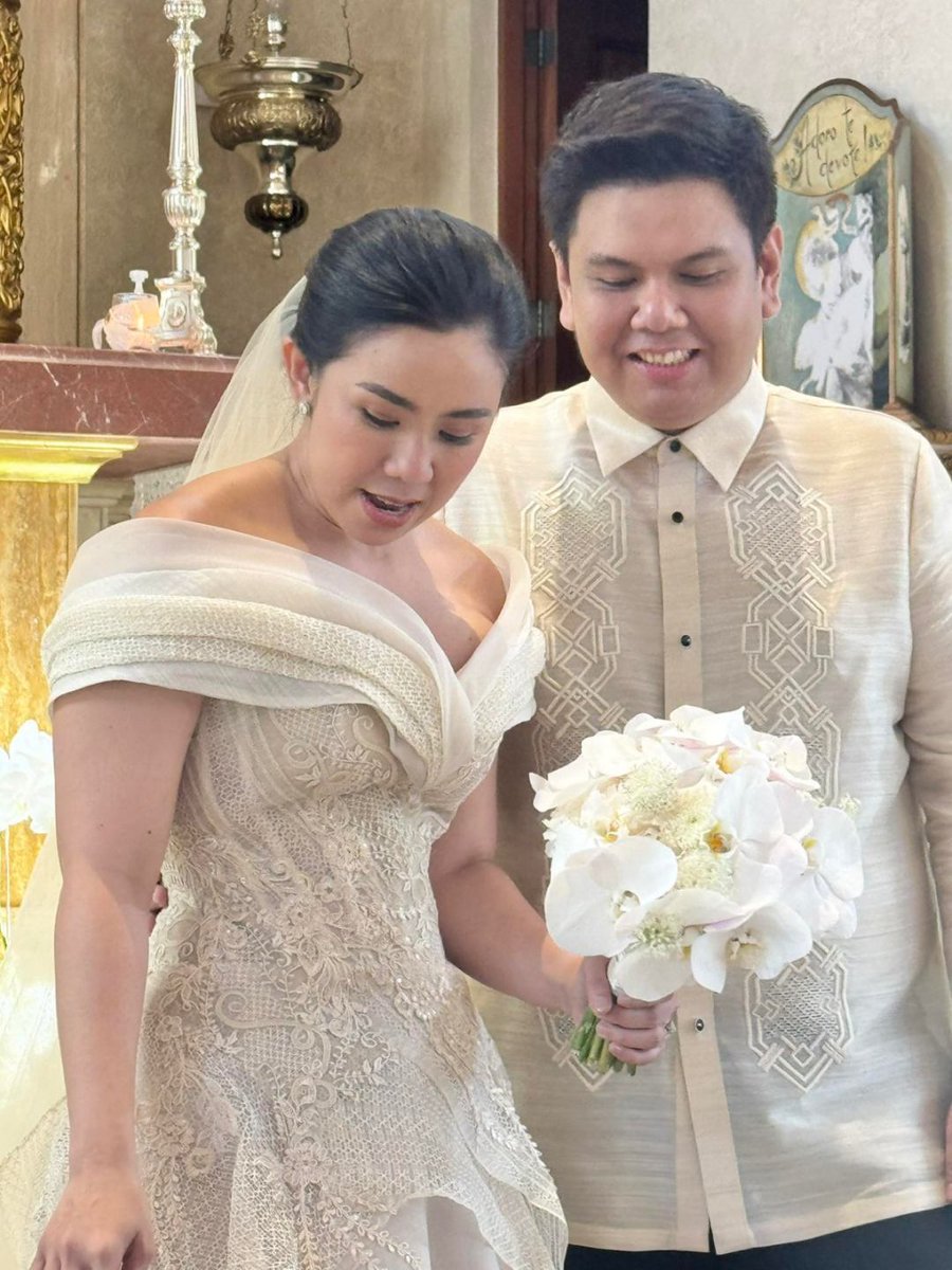 newswatchplusph's tweet image. BEST WISHES, AIKA!

LOOK: Former Vice President and Naga City Mayor Leni Robredo shares a heartwarming detail on the wedding gown of her daughter, Aika, who tied the knot on Monday, Dec. 29.

Robredo said the dress was crafted from the old barongs of her husband, the late…