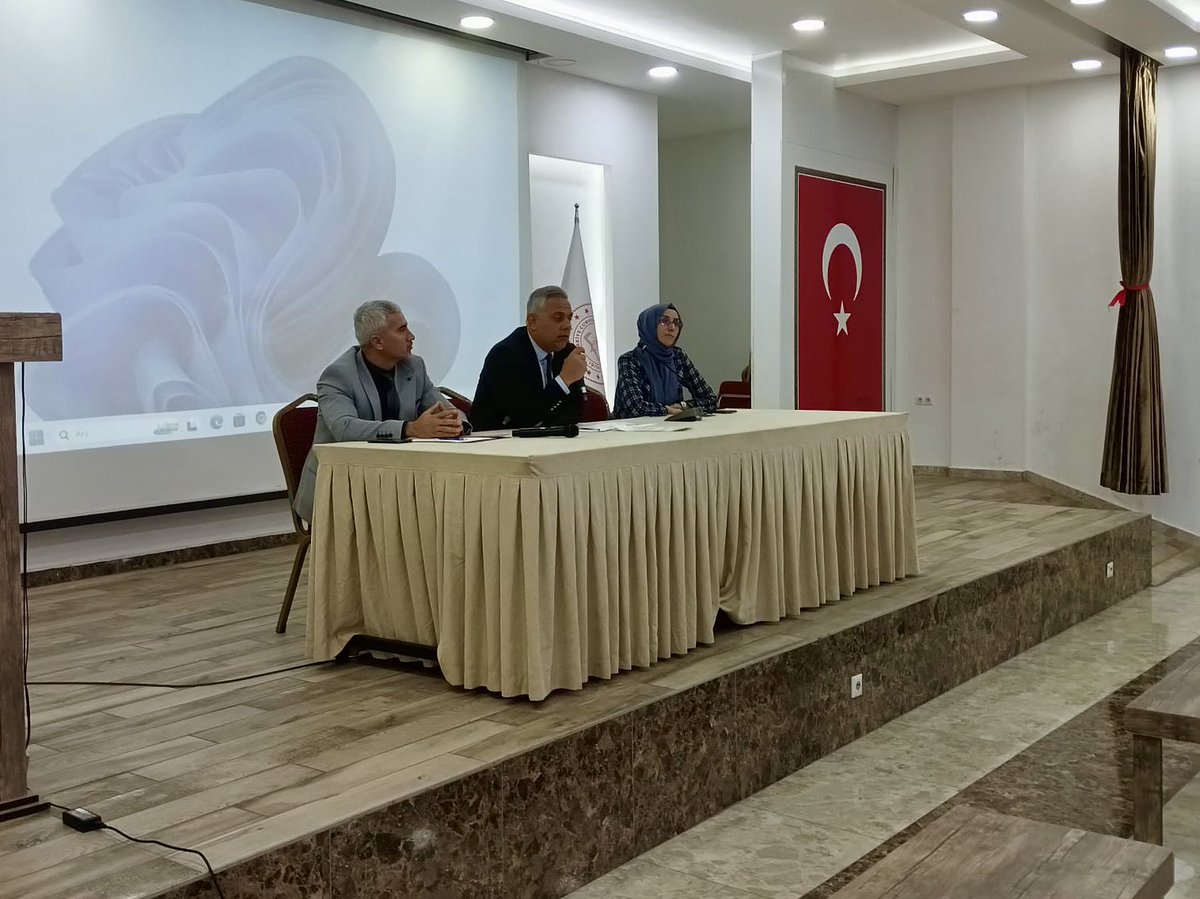 Silifke İlçe Millî Eğitim Müdürümüz Sayın Fevzi Kültiğin Eroğlu, ilçemizde görev yapan rehber öğretmenlerimizle bilgilendirme toplantısı düzenledi.
Toplantıda; rehberlik ve psikolojik danışma hizmetlerine yönelik güncel çalışmalar, saha uygulamaları ve eğitim-öğretim sürecinde