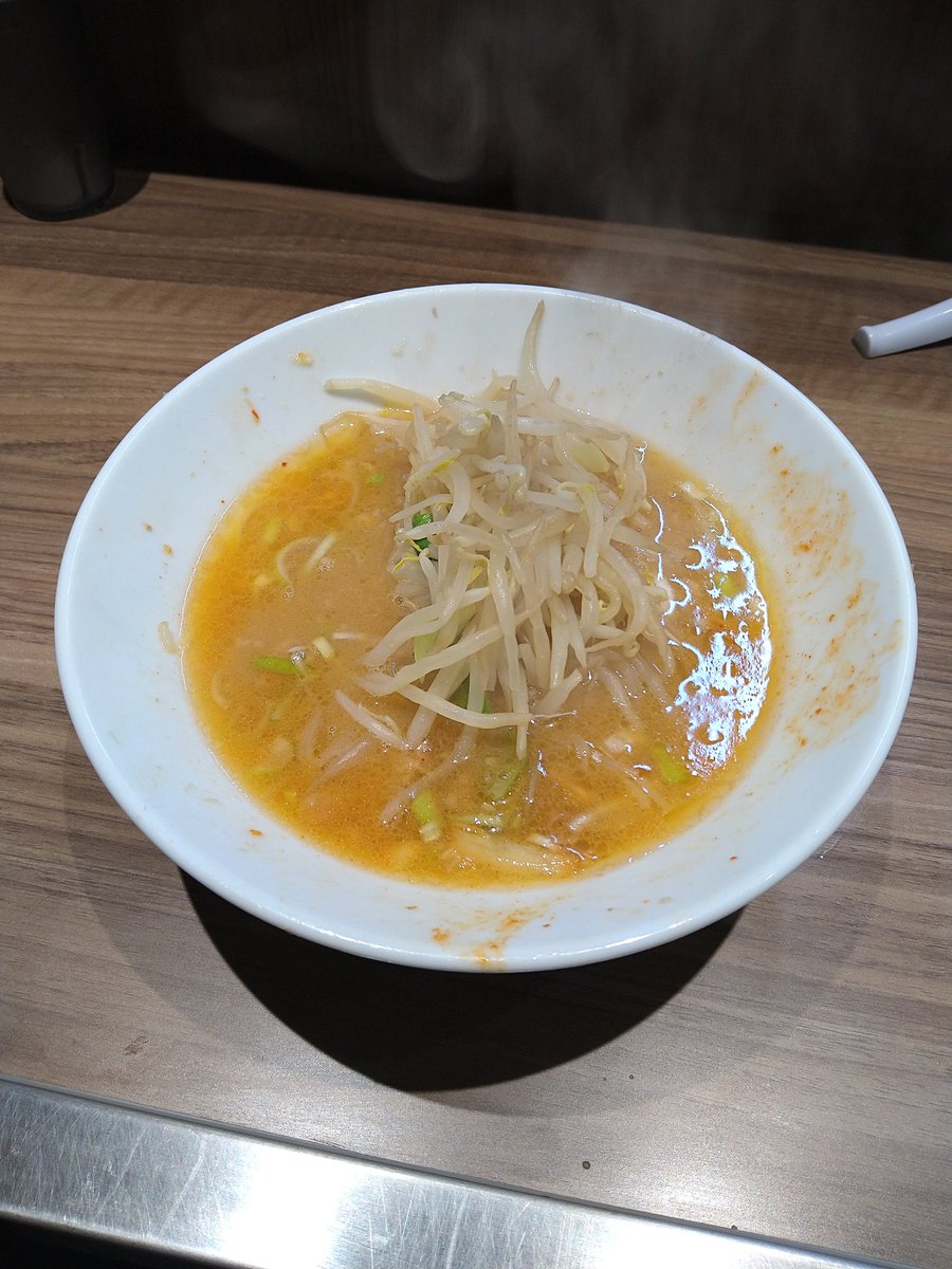 らーめん菊
18:00並びなし👭
ゲンテイブタキムチソバ塩変更ニンニクアブラからのスープ割りヤサイおかわり
今年の菊納め🍜
味噌売切れのおかげで変わり種味わえた✨
美味かった(｡･ω･)y-ﾟﾟﾟ