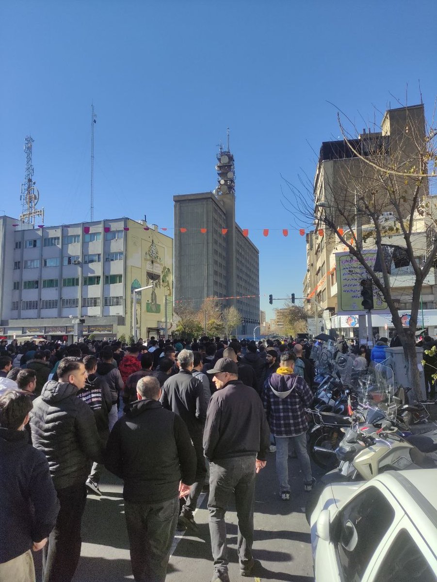 مردم و بازاری ها با شعار #جاویدشاه به خیابان آمده اند
خامنه‌ای به پایان سلام کن !!!
#انقلاب_ملی_ایران