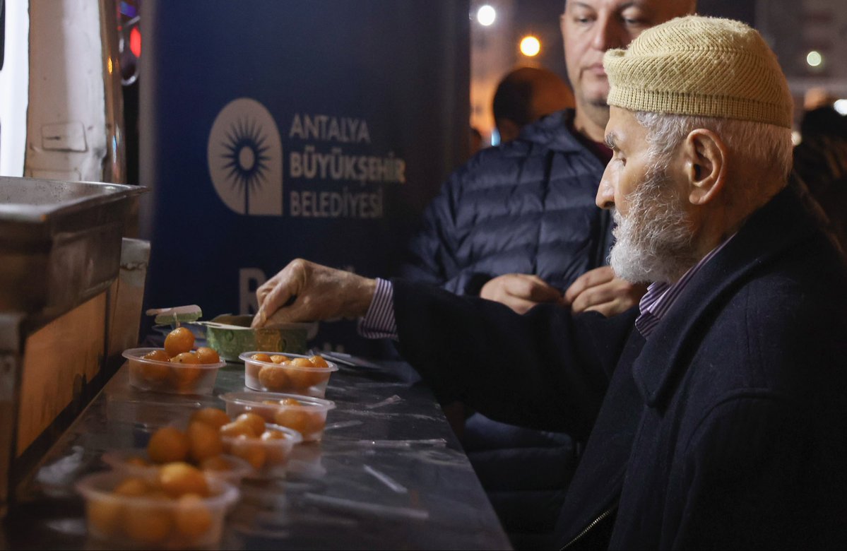 Büyükşehir’den Regaip Kandili’nde lokma ve kandil simidi ikramı
Antalya Büyükşehir Belediyesi, Regaip Kandili dolayısıyla 19 ilçede vatandaşlara lokma ve kandil simidi ikramında bulundu.
#BüyükşehirÇalışıyorAntalyaKazanıyor