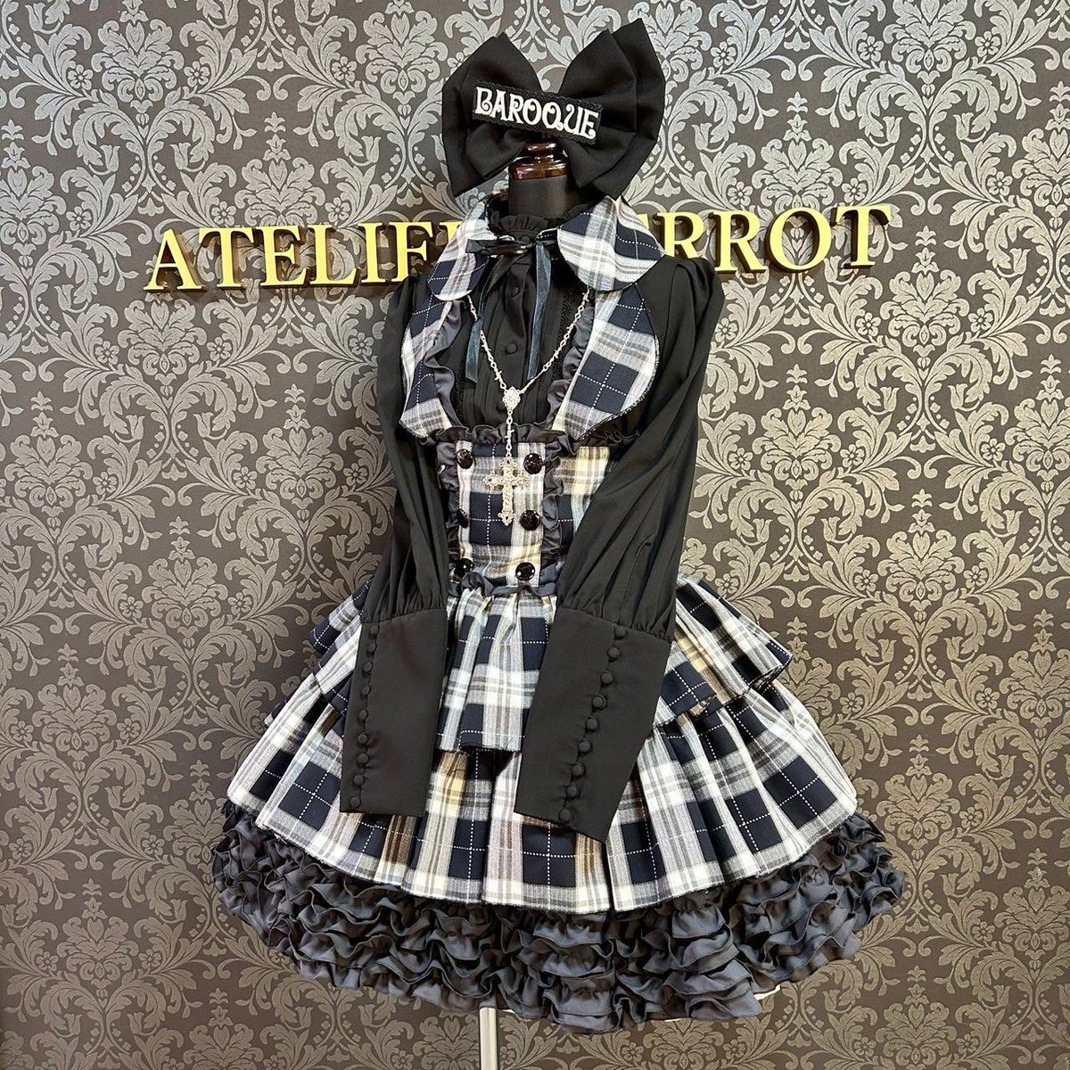 🎀本店 入荷情報🎀 【MARBLE】 エンブレム飾りチェーン付きハイ