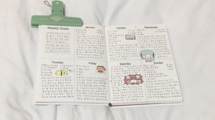 2venth's tweet photo. 이런 식으로 기록 해보는 건 어떠세요…
.
.
1 일기장 (휘갈겨 쓰기) 
2 영화 보면서 쓰는 노트 (더 휘갈겨 쓰기) 
3 투두리스트 및 하루 회고 (확진자 동선형 일기) 
4 위크 인터뷰 (조금 더 내밀한 감정 일기) https://t.co/qdR7YHv3Vh