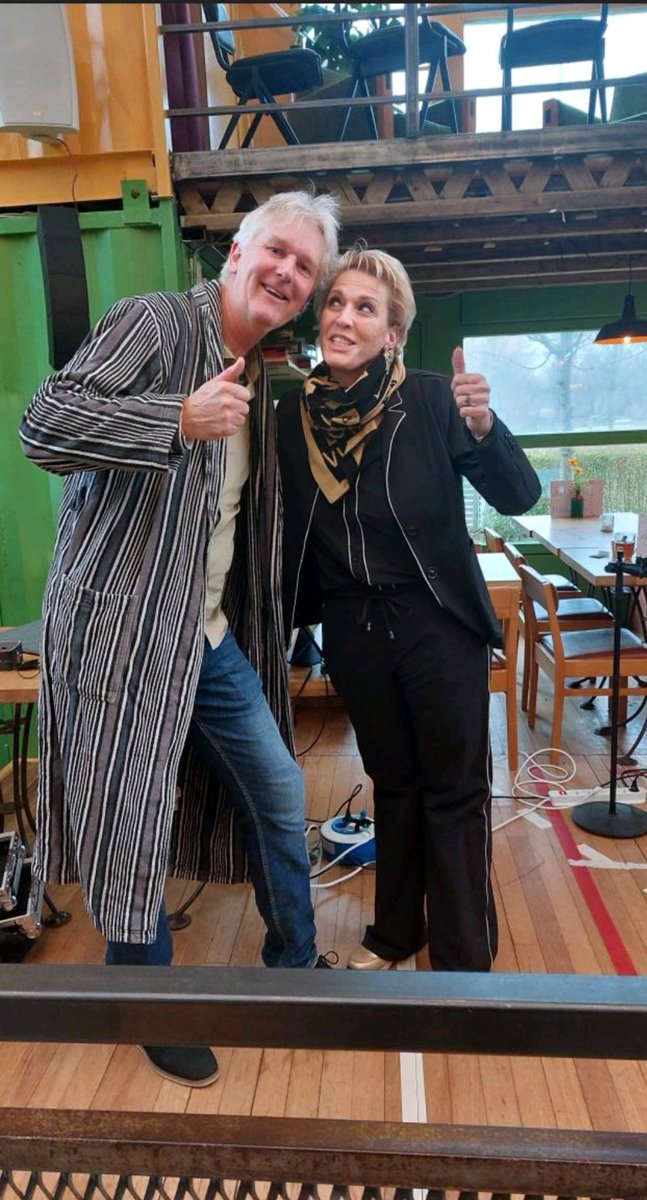 We zijn trots en blij dat zingende ijscoman Roberto en Debbie de Witte iedereen weer komt warm zingen op 1 januari. Zo te zien op dit kiekje vanuit het repetitielokaal waar ze al weken zitten hebben ze er veel  zin in. Wij ook. #nieuwjaarsduik #sloterplas #nieuwwest #amsterdam