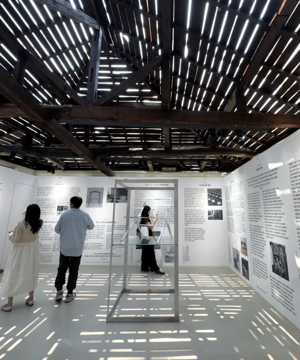 OLlVEKlMN's tweet image. #JENNIE will hold her first solo photo exhibition in Seoul.
It will take place at YOUTHQUAKE from January 16 to 29, 2026.
The exhibition will be open daily from 11 AM to 8 PM (KST).

All proceeds from the exhibition will be donated, making it a fully charitable event.🥺🤍