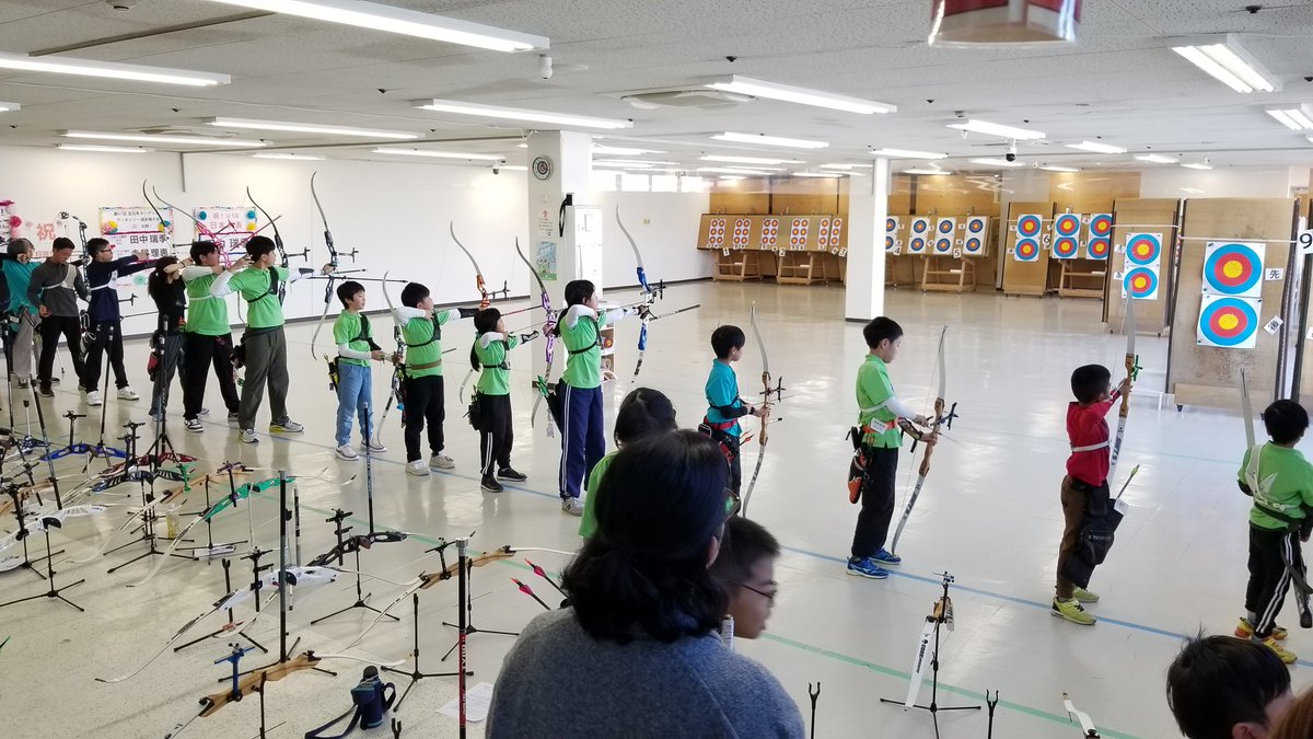 cleaning_chief's tweet photo. 昨日は、年1回のビッグイベント「第9回アシストカップ」が開催されました！

出場者は約50名、保護者を入れたら70名以上が集結し、すごい状態でした。

予選は3立ち制の30射でしたが、トーナメントは全員参加です。

さらに、総合優勝を決める「アシストシュート」もあり、すごく盛り上がりました！ https://t.co/KIEQQu34yk