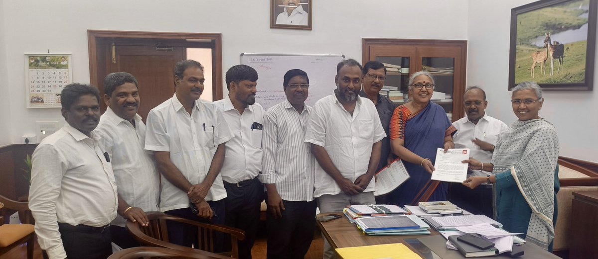 cpimsouth's tweet photo. டிச.16 அன்று மார்க்சிஸ்ட் கம்யூனிஸ்ட் கட்சி சார்பில் சென்னை முழுவதும் குடிமனைப்பட்டா கேட்டு நடைபெற்ற ஒரு லட்சம் மனு இயக்கத்தின் தொடர்ச்சியாக, திங்களன்று (டிச.29) தலைமை செயலகத்தில் வருவாய்த்துறை செயலாளர் அமுதாவிடம் கட்சியின் அரசியல் தலைமைக்குழு உறுப்பினர் உ.வாசுகி மனு அளித்தார். https://t.co/N2Vsec4pkO