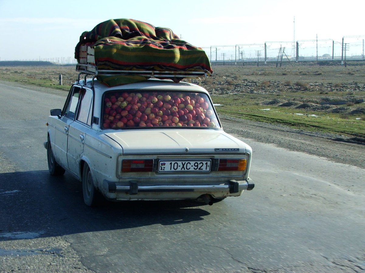 ArchVisionW's tweet image. A car full of apples on a rural road, Azerbaijan 🇦🇿