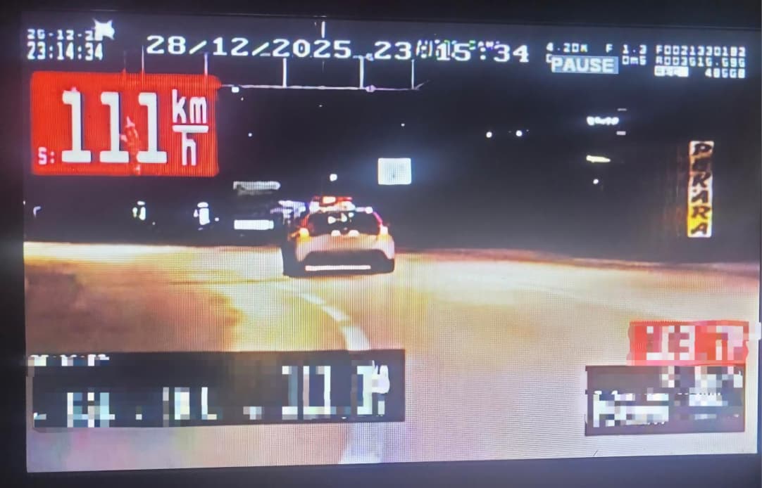 PolicijaCG's tweet image. 🚨🚦Službenici Barske saobraćajne @PolicijaCG su sinoć uhapsili 2 vozača zbog prekoračenja dozvoljene brzine:

📍Dž.N. (28) iz #UL - u Virpazaru vozio 1⃣6⃣0⃣ km/h pri ograničenju od 80 km/h.

📍Z.I. (31) iz #BD - u Sutomoru vozio 1⃣1⃣1⃣ km/h pri ograničenju od 50 km/h.