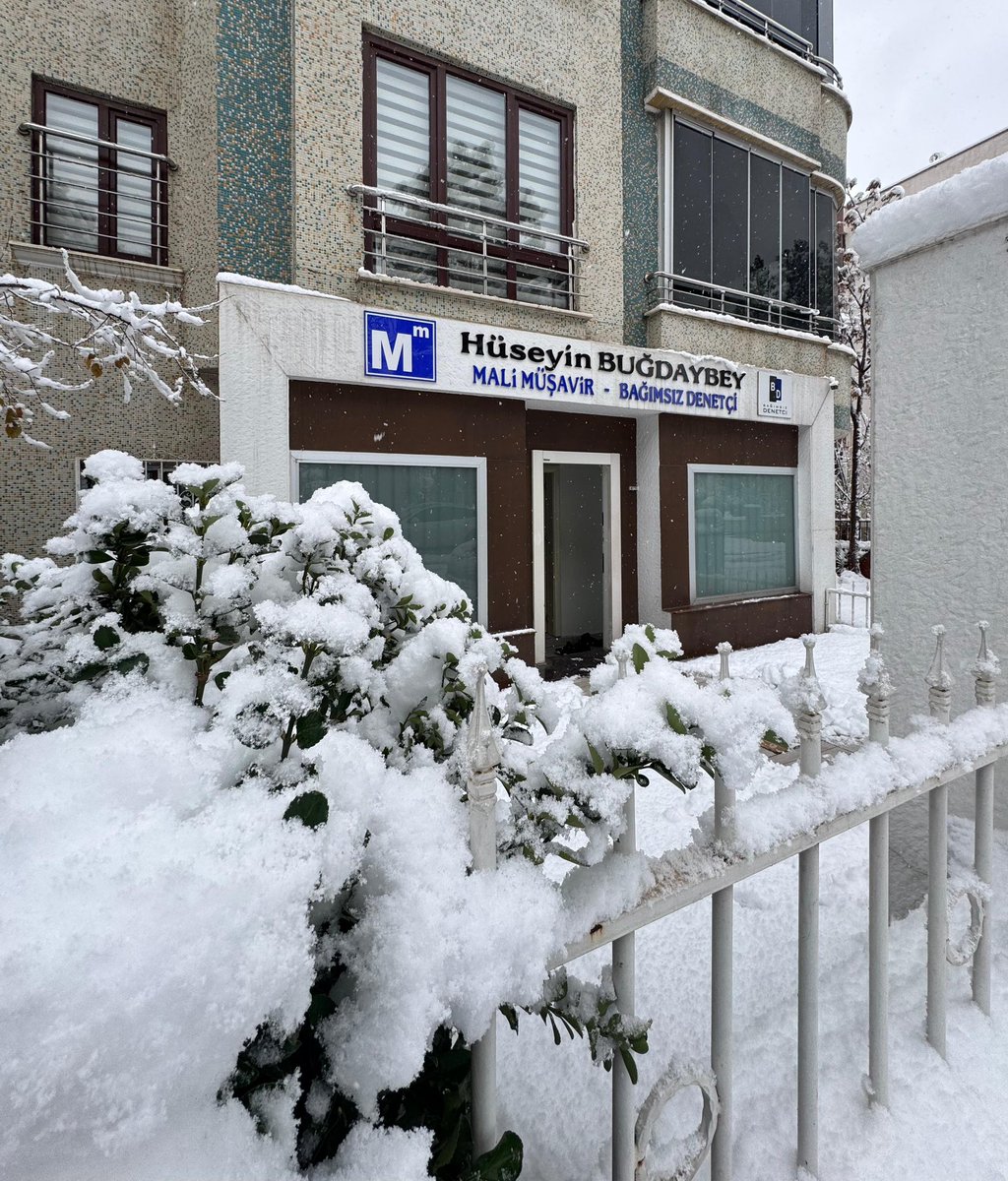 Kar sessizce örter her şeyi,
ama hakikat bekler;
eriyince konuşmak için.