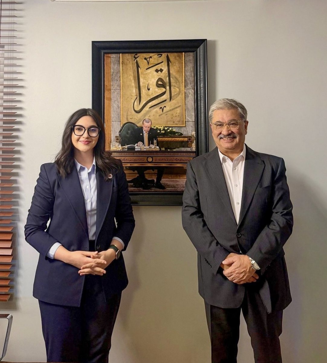 camurtasduygu's tweet photo. @genckonfedTR Genel Merkezimizde, Cumhurbaşkanı Başdanışmanı ve Ekonomi Politikaları Üyesi İktisatçı Dr. @cemilertem ile gençler olarak; gündemi aşan, tarih–fikir–ahlâk zemininde bir buluşma gerçekleştirdik.

Hocamızın Farabî üzerinden yaptığı vurgu belirleyiciydi: “Konjonktürel düşünce olanı gerekçelendirir; Farabî ise olması gerekenin ölçüsünü kurar. Siyaseti güç mücadelesi değil, insanın kemale yürüyüşü olarak ele alır.
Erdemli Şehir yaklaşımı bugün hâlâ yol göstericidir: insanı merkeze alır, eğitimi esas kılar, mutluluğu amaç edinir.”

Soğuk Savaş’tan ideolojik inşalara uzanan tarihsel perspektifte ortaya çıkan ortak sonuç şuydu: Tarihini ve düşünce mirasını bilmeyen toplumlar, geleceği okuyamaz. Bu nedenle bizim düşünce mirasımızın taşıyıcısı olarak sorular sormamız, anlamamız, okumamız ve yeniden yorumlayarak bugünü inşa etmemiz gerekiyor.

Tam da bu noktada gençlerin sorularıyla şekillenecek yeni bir kitap çalışmasının GENCKONFED çatısı altında gündeme gelmesi ise bu fikrî sürecin devam edeceğinin işaretidir diyerek güzel haberi de vermiş olalım 🙃

📌 Çünkü kökleriyle barışık, düşünceyle bağını koparmayan bir gençlik yarını kurabilir. 🇹🇷

#GENCKONFED #Gençlik #CemilErtem