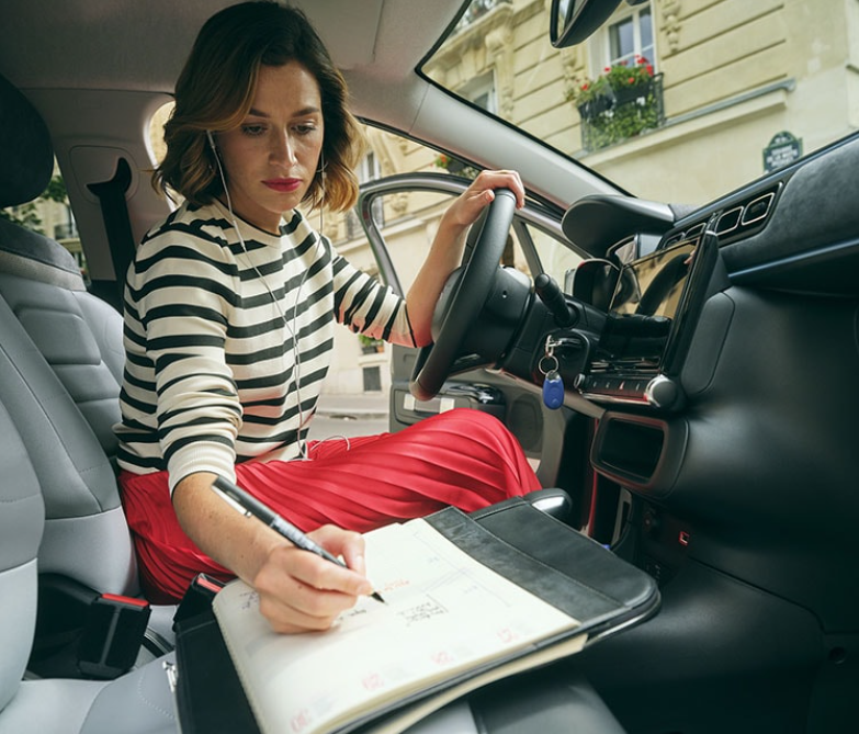 Tu negocio no se detiene… y la #CitroënËJumper menos🚚⚡

Potente, 100% eléctrica🔋y diseñada para rendir el máximo en el trabajo diario. Con gran capacidad de carga, conducción suave y silenciosa, acceso a zonas urbanas sin restricciones🏙️

📍Conócelo en #AutosTorrent 🚗💫