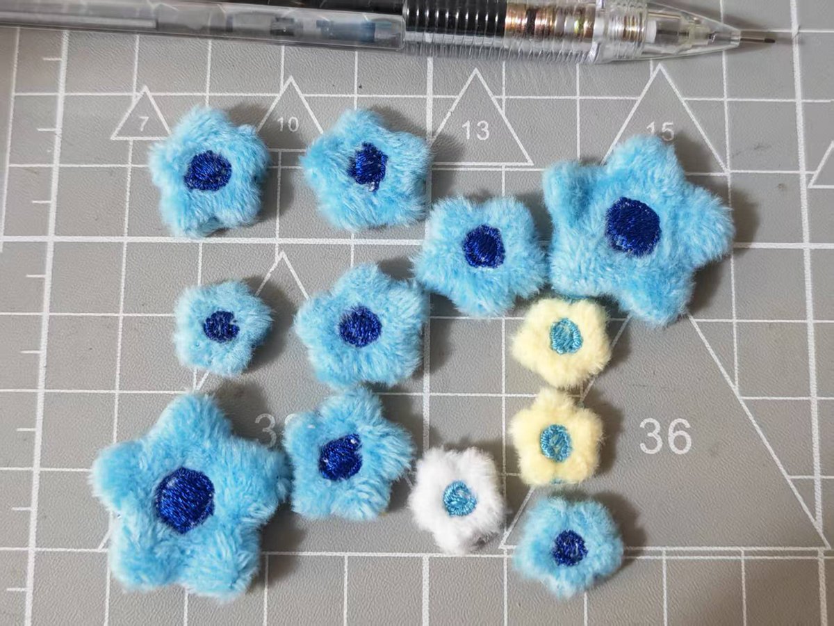 I've always loved removable accessories so I tried them on a 30cm high Fluttershy. The tiny flower clips and leaves were a bit painful to turn inside out but I'm happy that it’s still doable ☺️. 
#WIP