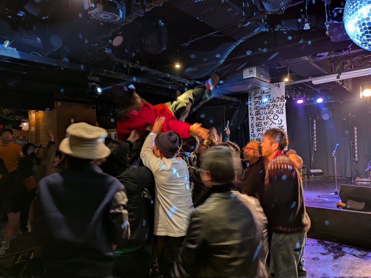 ラウンジサウンズ～40人弾き語り忘年会2025
25.12.25
大トリは当然ボギーさん
ボギーさんはラウンジサウンズの船長さん
パニスマ吉田さんから福岡のバトンを託されて20年の航海
宝物は来月も平日の楽園が開園できることだと思う