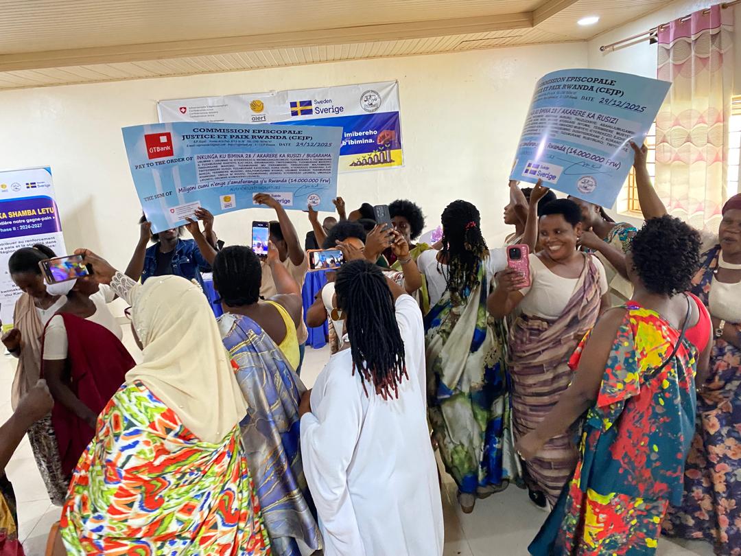 Maintenant:
<a href="/RwandaCejp/">CEJP Rwanda</a> ensemble avec le district de Rusizi et <a href="/intalert_Rwanda/">International Alert Rwanda</a> procèdent à la remise des subventions (28 Millions Frw)  à 56 Associations Villageoises d'Epargne et Crédit (AVEC) dans les secteurs Bugarama, Mururu et Kamembe dans le  <a href="/RusiziDistrict/">Rusizi District</a>.