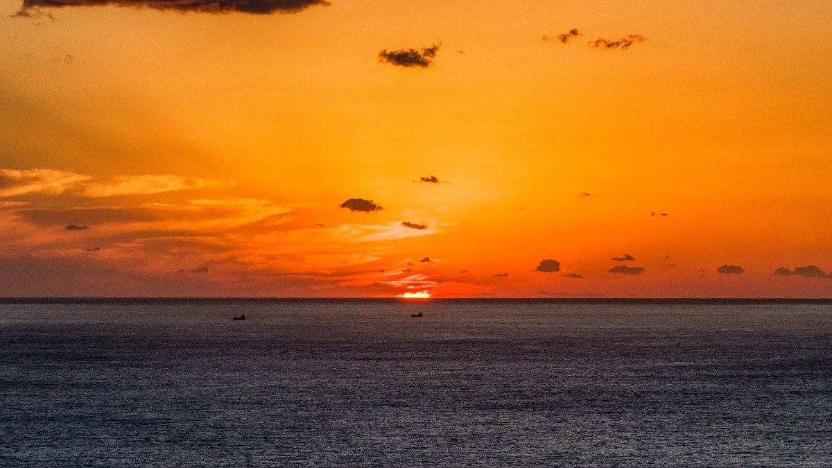 『夕日』

静岡の伊豆の海に沈んでいく夕日。

今年も拙い写真やツイートを見ていただきありがとうございました。
年内のツイートは最後になると思いますけど、楽しい年末年始を過ごしてください。

来年もマイペースですが、よろしくお願いします。

#写真好きな人と繋がりたい #PENTAX