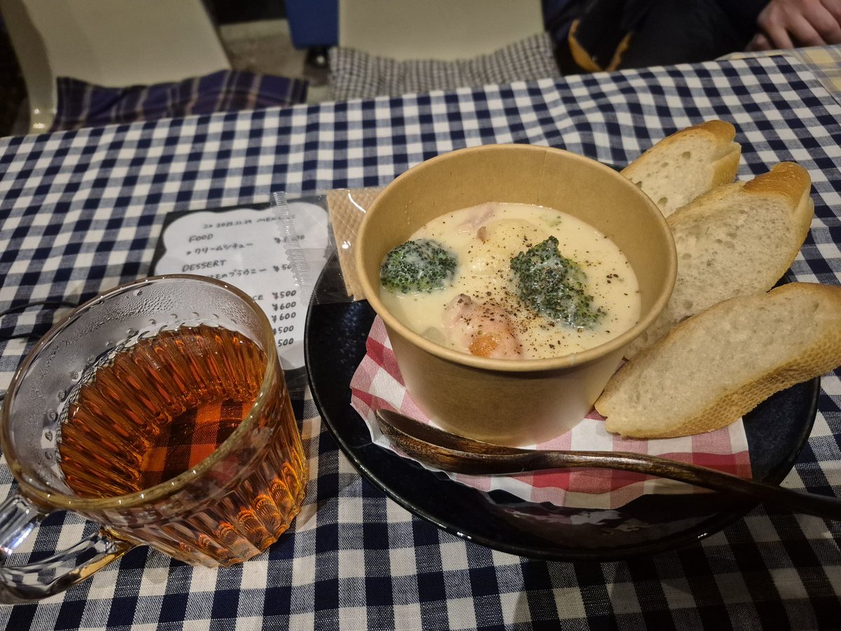 仕事予定よりちょっと早く納めたので1時間も滞在出来なかったけどハポンの年末カフェ営業に行ってきた
顔馴染みばっかりの空間で色んな人に年末の挨拶出来たので行って良かった
美味しいクリームシチューで身体温まりました