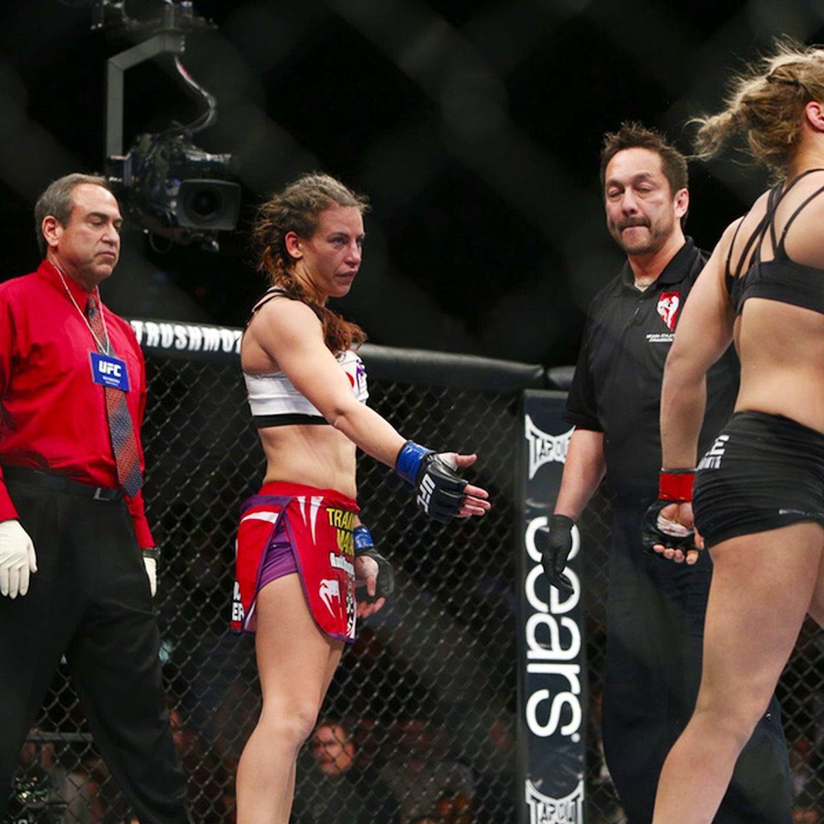 MMAHistoryToday's tweet image. 12 years ago today,

Ronda Rousey refused to shake Miesha Tate’s hand after defeating her.