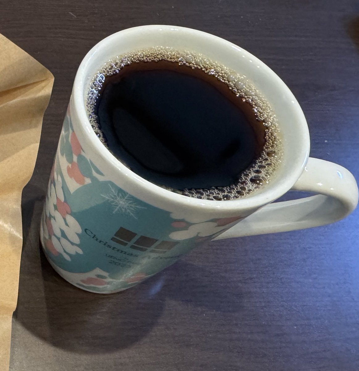⑤上野クリスマスアドベントのマグカップ
ホットチョコレートを買ったら付いてきた（仕様を確認してなかった）。まぁマグはいくつあってもええか……と思いつつ使ってみたら結構いい感じ。口の部分が厚手なので熱くても飲みやすいし、柄が可愛い。土日の朝にコーヒー飲む時のカップの選択肢が増えた