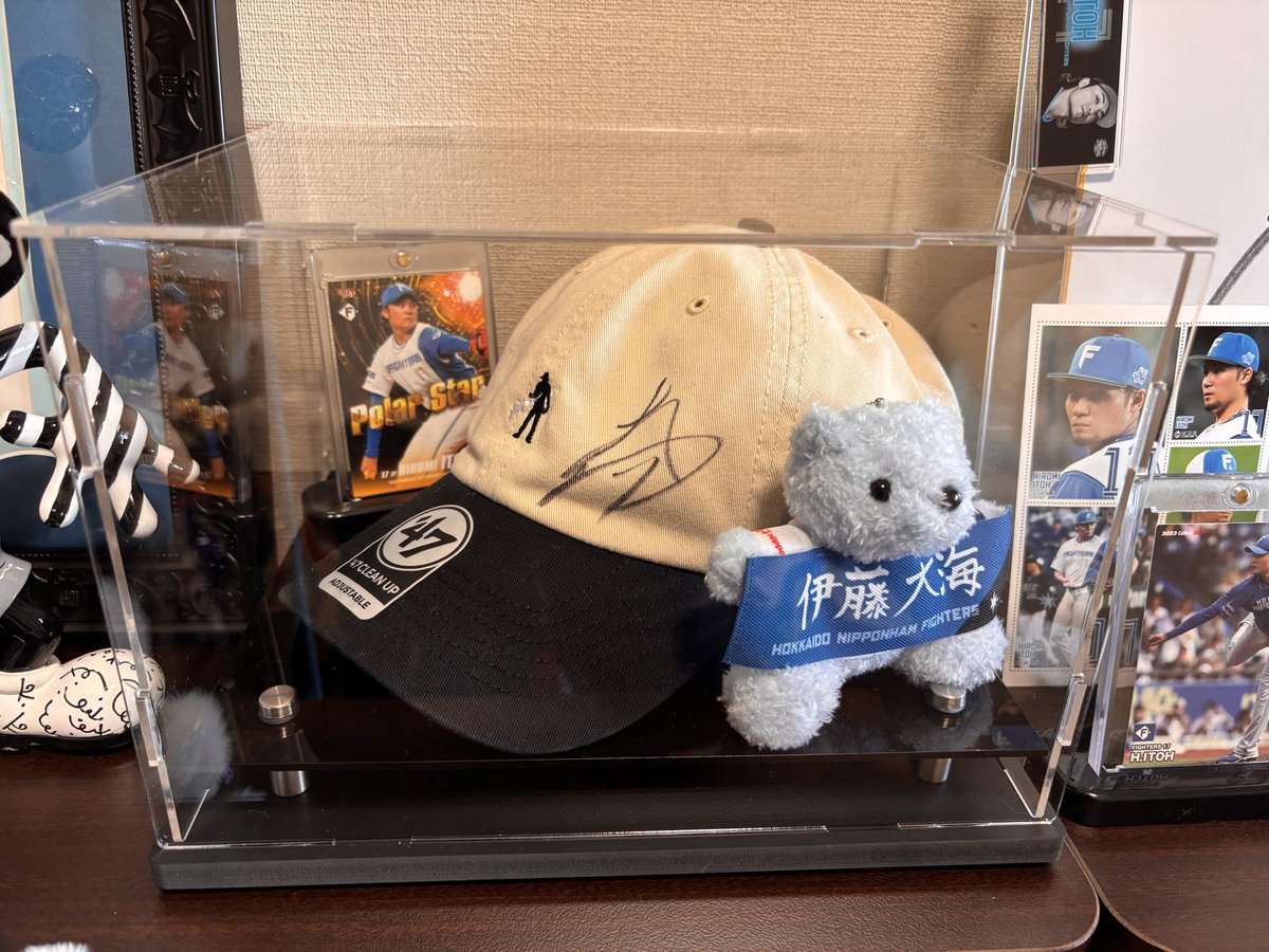 伊藤大海投手のサイン入りキャップをディスプレイして推し部屋完了