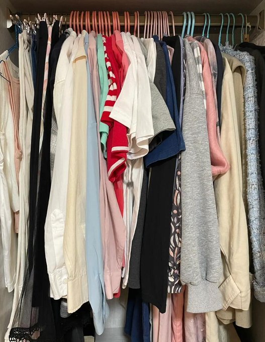 UIveevv's tweet image. ワードローブを整理したら、服がたくさんあることに気づきましたが、着替えるたびにもっと買わないといけないような気がしてしまいます