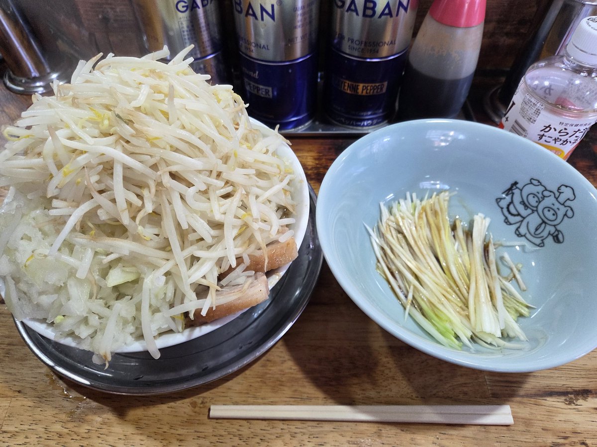 ねぎましまし 麺でる 多摩センター 大ラーメン、野菜マシマシ、玉ねぎマシマシ、ネギ