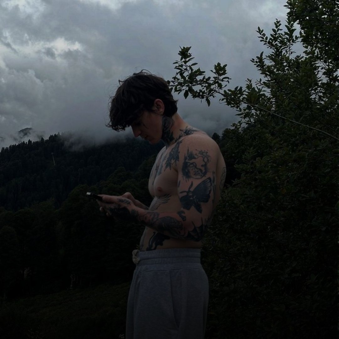 42O2O24's tweet image. Silencio, mirada baja y mil historias en la piel.