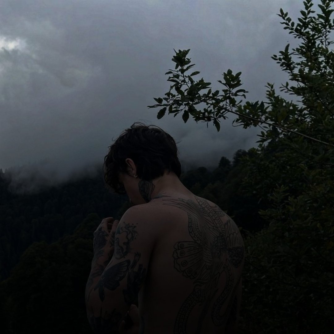 42O2O24's tweet image. Silencio, mirada baja y mil historias en la piel.