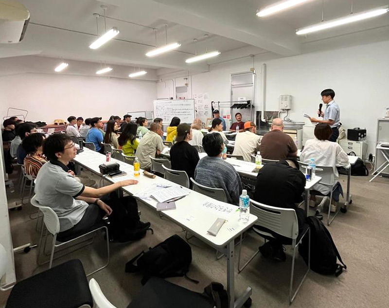 #ガラスフェス
「Glass salon in KOBE」を開催します✨

日　時：1月22日(木)　17:00～19:00
会　場：KIITOカフェ
参加費：1,500円（ワンドリンク込）
内　容：今後のガラス業界を語り合う座談会
進行役　Glass Gallery BOHEMIAN サンペイ ＆ 齋藤大輔

詳細はこちら：glass-fest.jp/kobe26/index.p…