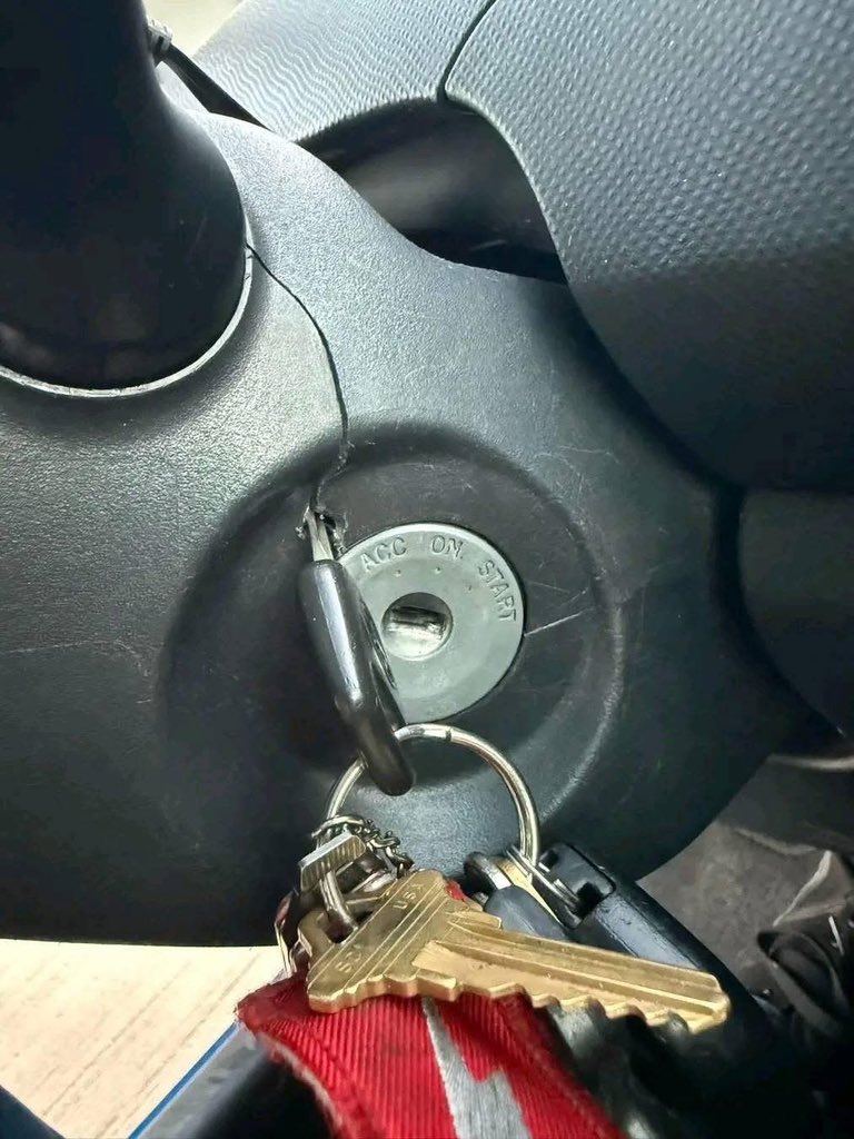 Kgadi_yaMoloto's tweet image. Imagine sleeping at the club because you thought your car broke down, only to realise in the morning that you were inserting the key into the wrong hole….stop drinking and driving 😂😭