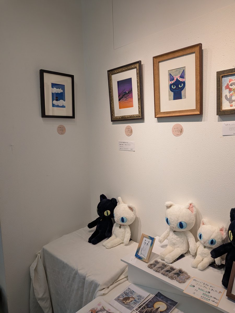 nekonohikidashi's tweet photo. ねこの引出し「年またぎ展」参加作家さんの紹介です。
Ayumiさん。
今回は新バージョンのぬいぐるみも販売しています。
ブルーの小さい方のぬいぐるみはお陰様で完売しました。

「年またぎ展」 2025年12月26日～2026年1月13日（12月31日～1月3日、7～8日休み）12時～17時 ★12月30日は15時で終了します。
今年は１２月３０日迄営業します。
場所：ねこの引出し
東京都中央区東日本橋2-12-2
#Ayumi
#ねこの引出し